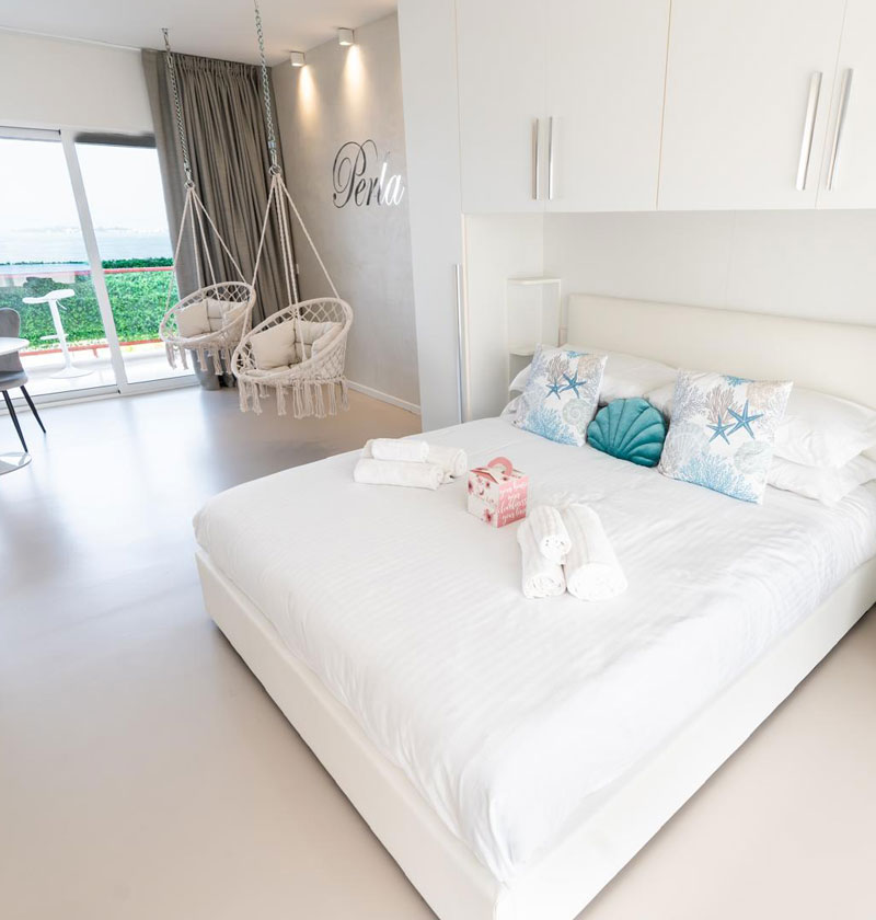 Camera matrimoniale Suite Perla con vista lago appartamento a Desenzano del Garda