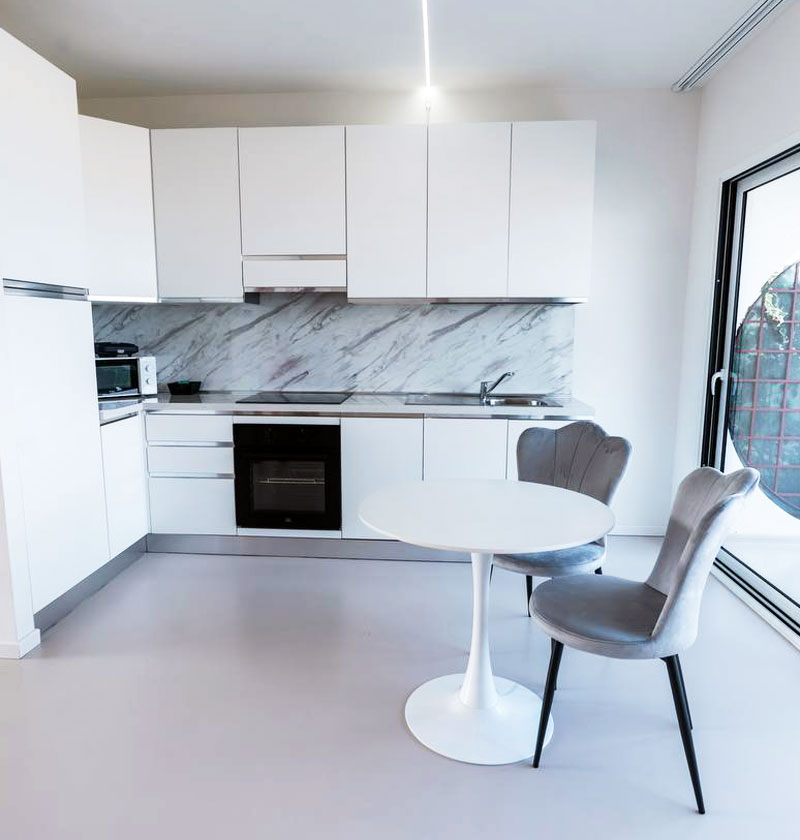 Cucina Suite Perla con vista lago appartamento a Desenzano del Garda