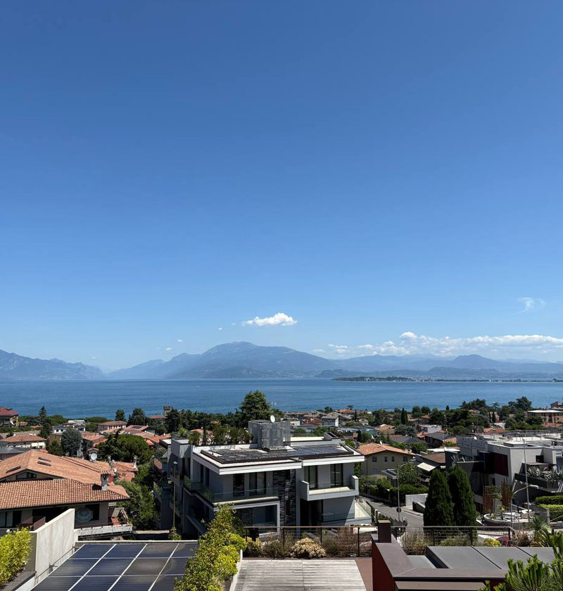 Vista Lago dalla terrazza della Suite Perla a Desenzano del Garda